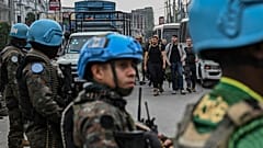 Повстанцы M23 сопровождают румынских наемников мимо миротворцев ООН к пограничному переходу в Руанду в Гоме, Демократическая Республика Конго, среда, 29 января 2025 г.