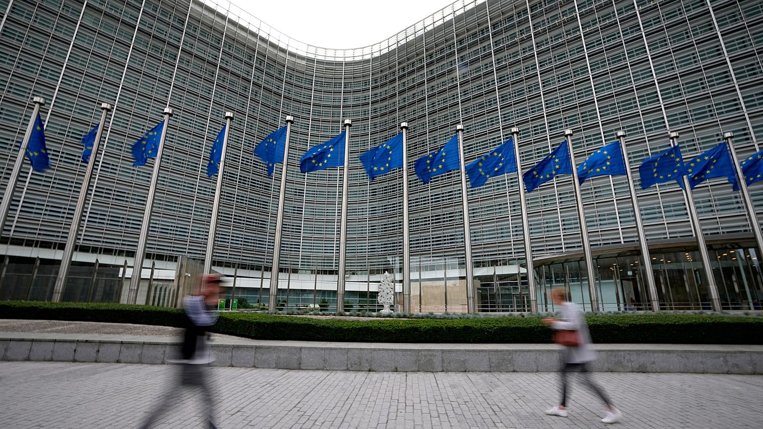 Banderas de la UE ondean frente a la sede de la UE en Bruselas, el 20 de septiembre de 2023.