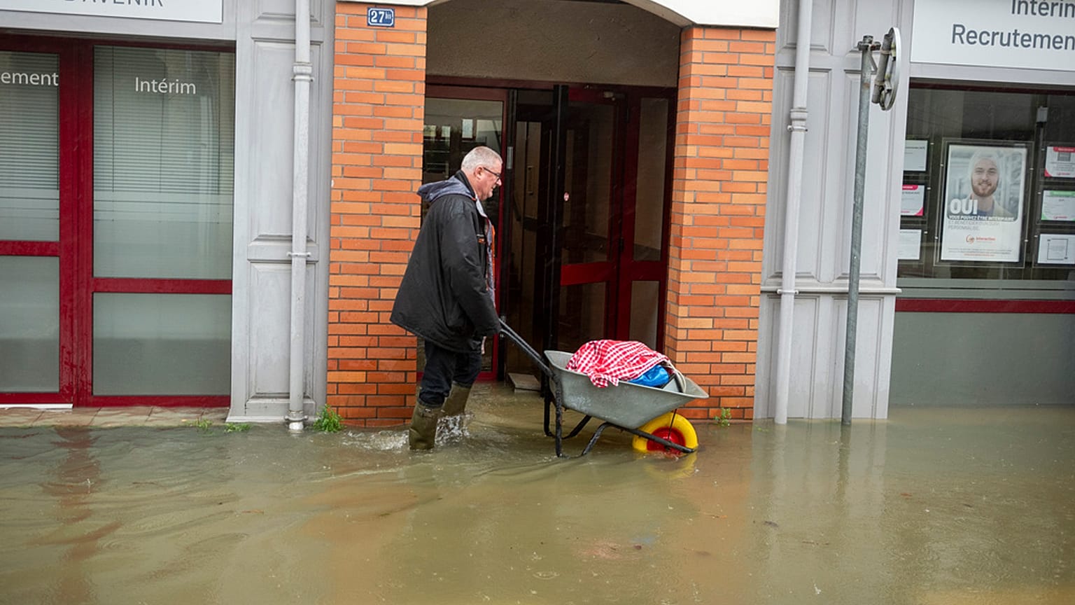 Un homme utilise une brouette dans une rue inondée en raison de la tempête Ivo, mercredi 29 janvier 2014 à Redon en France, le 29.01.2025