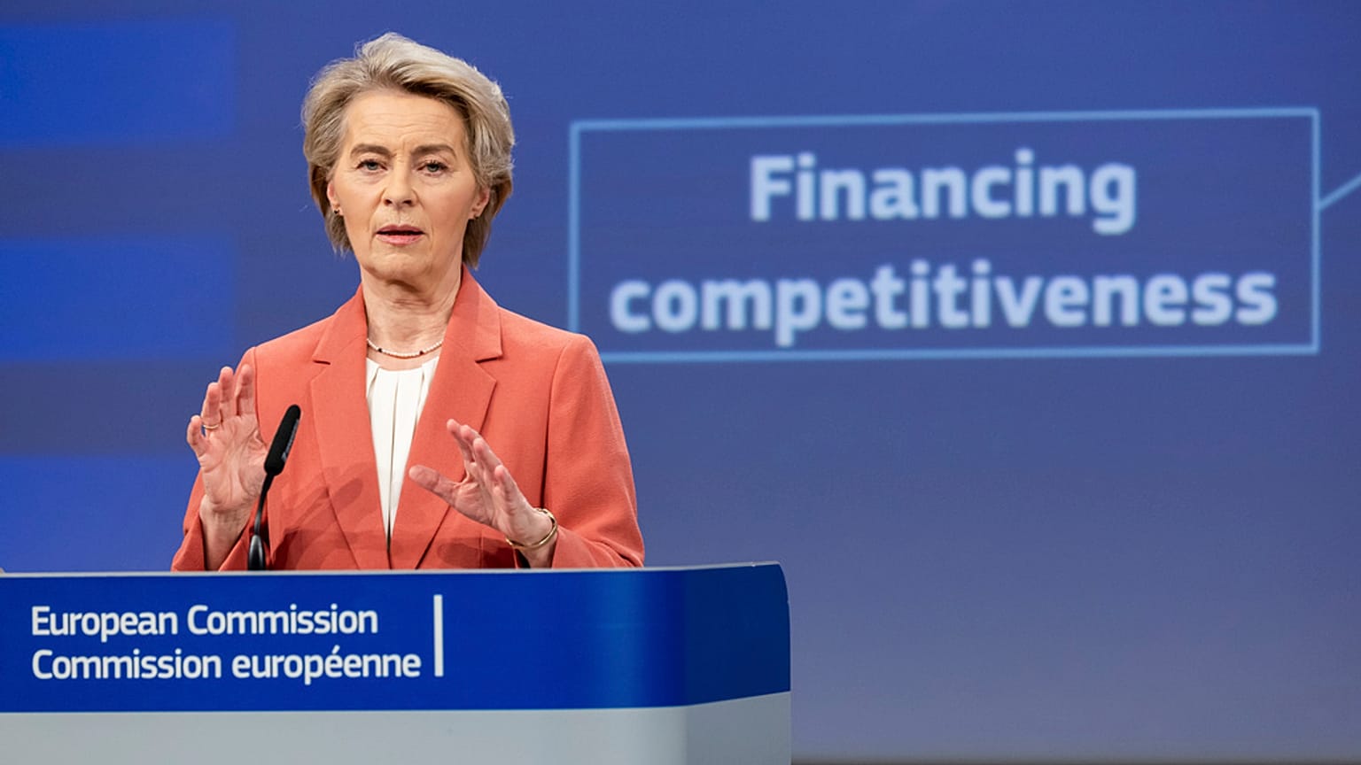 Przewodnicząca Komisji Europejskiej Ursula von der Leyen przemawia do mediów na temat Kompasu Konkurencyjności Komisji Europejskiej w siedzibie UE w Brukseli.
