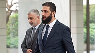 أحمد الشرع، زعيم هيئة تحرير الشام، يسير في القصر الرئاسي، سوريا، في دمشق، السبت، 28 ديسمبر/كانون الأول 2024
