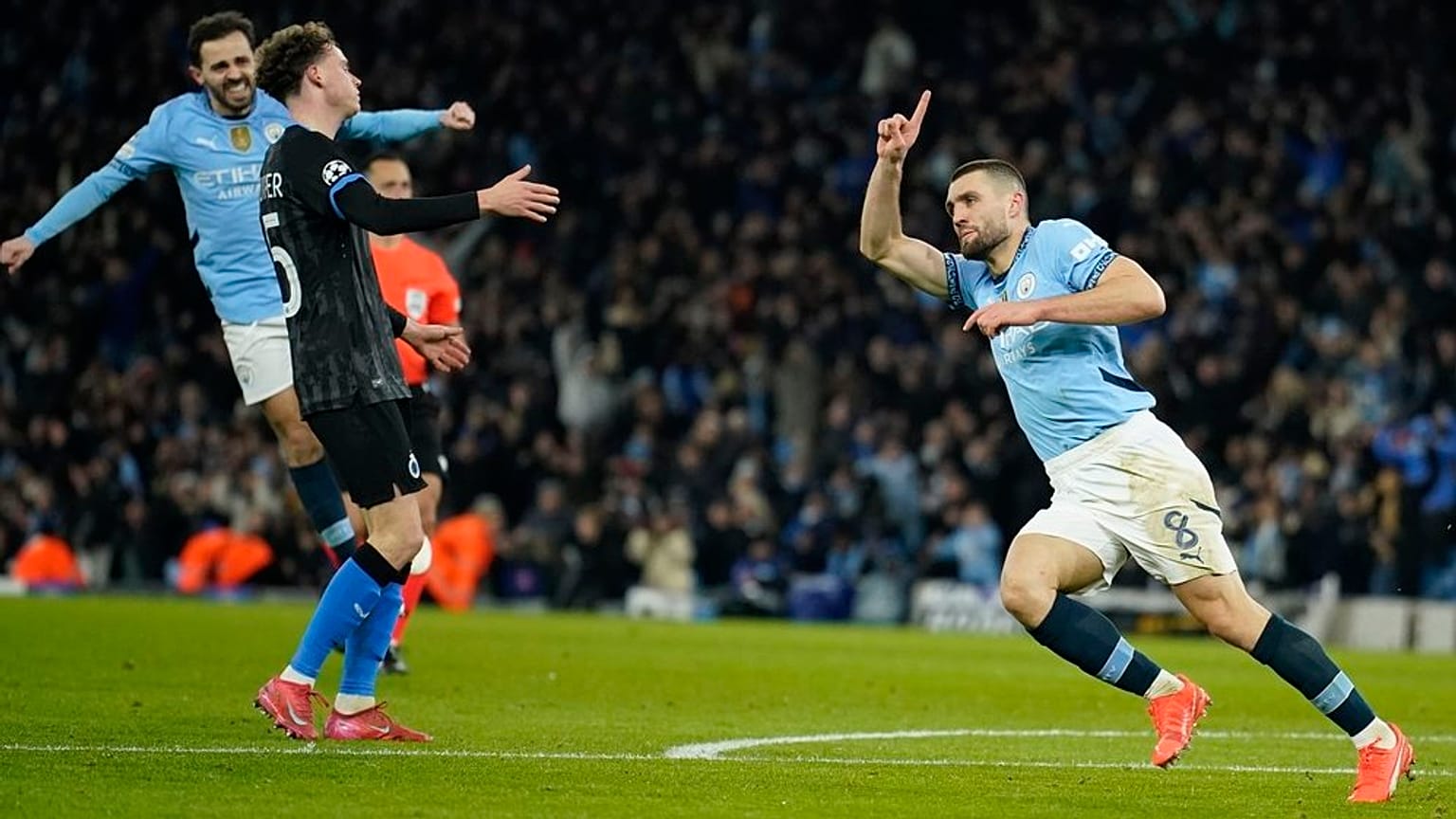 A Manchester City játékosa, Mateo Kovacic (jobbra) gólját ünnepli az FC Bruges elleni BL-mérkőzésen a manchesteri Etihad stadionban 2025.01.29-én.