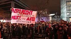 Сотни людей протестуют перед штаб-квартирой ХДС в Берлине.