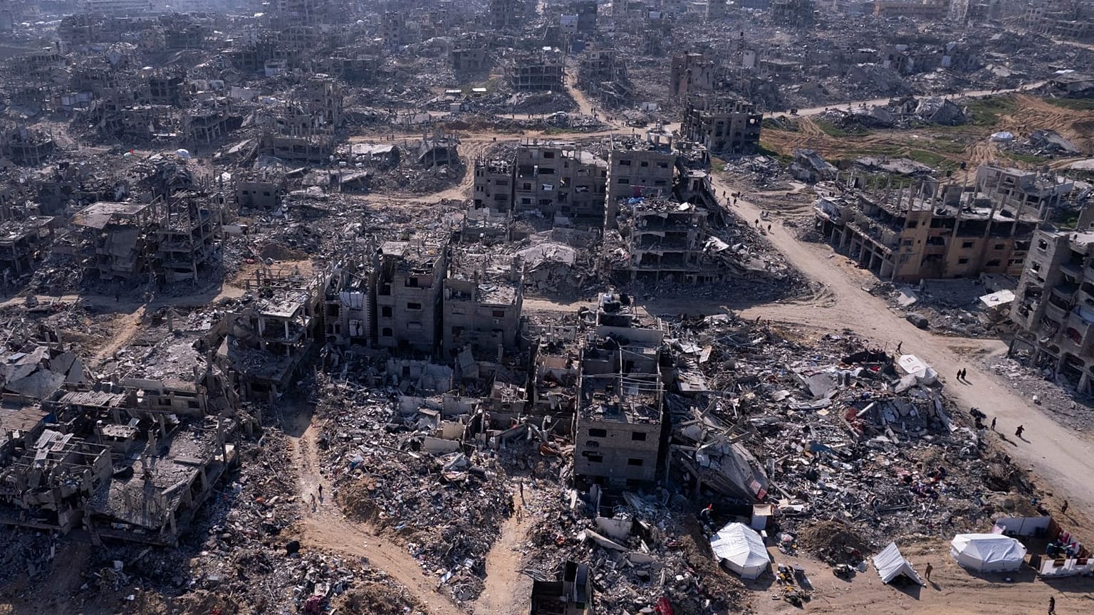 Uma fotografia aérea tirada por um drone mostra a destruição causada pela ofensiva aérea e terrestre israelita em Jabaliya, Gaza.