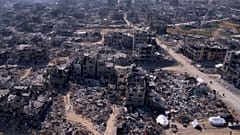 Uma fotografia aérea tirada por um drone mostra a destruição causada pela ofensiva aérea e terrestre israelita em Jabaliya, Gaza.