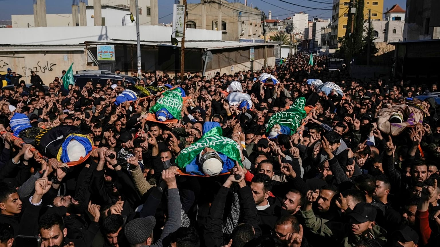 Una multitud participa este jueves en el funeral de los palestinos asesinados en un ataque israelí en la localidad cisjordana de Tamun.