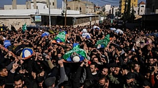 Una multitud participa este jueves en el funeral de los palestinos asesinados en un ataque israelí en la localidad cisjordana de Tamun.