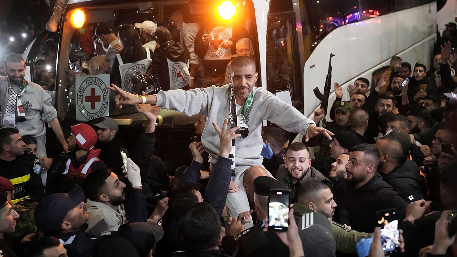 زكريا الزبيدي قائد سرايا شهداء الأقصى التابعة لحركة فتح بعد الإفراج عنه من السجون الإسرائيلية عد وصوله إلى رام الله ضمن اتفاق وقف النار في غزة