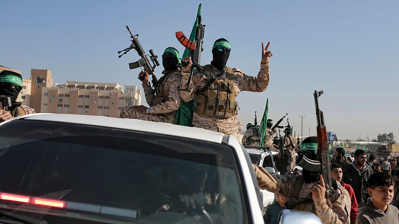 Eine Menschenmenge begrüßt Kämpfer des Islamischen Dschihad und der Hamas, als sie zur Übergabe von Geiseln an das Rote Kreuz in der Stadt Khan Younis im südlichen Gazastreifen eintreffen, 30. Januar 2025
