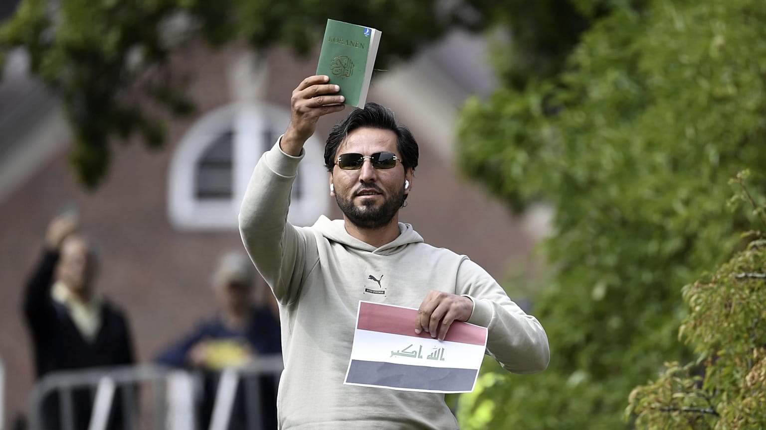 Salwan Momika 2023-ban, Irak stockholmi követsége előtt