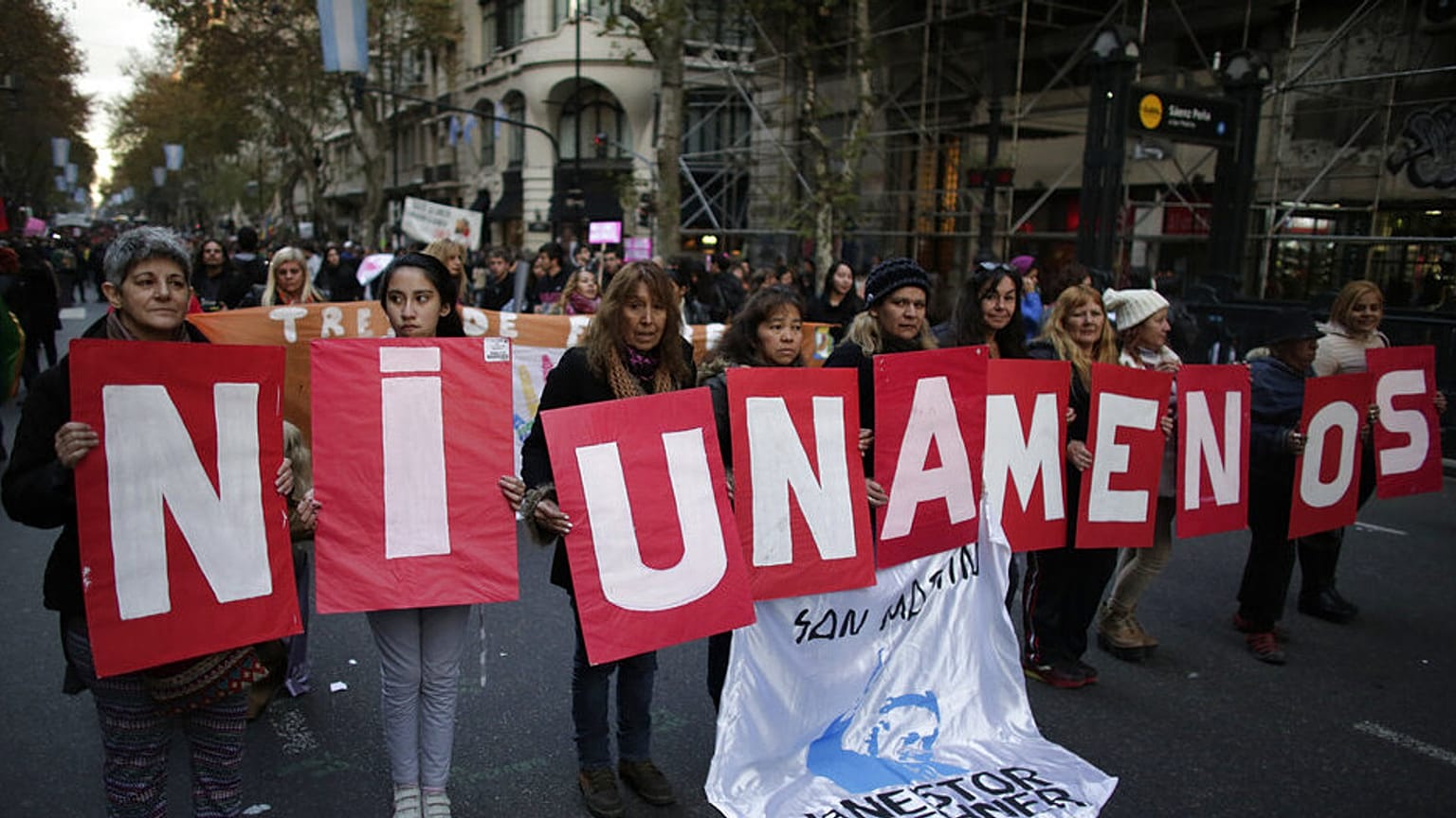 ARQUIVO: Manifestantes seguram cartazes com uma frase que diz em inglês "nem um a menos" durante uma marcha contra a violência doméstica Buenos Aires, Argentina, 3 de junho de 2016 