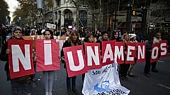 Archivo: Manifestantes con pancartas durante una marcha contra la violencia de género en Buenos Aires, el 3 de junio de 2016. 