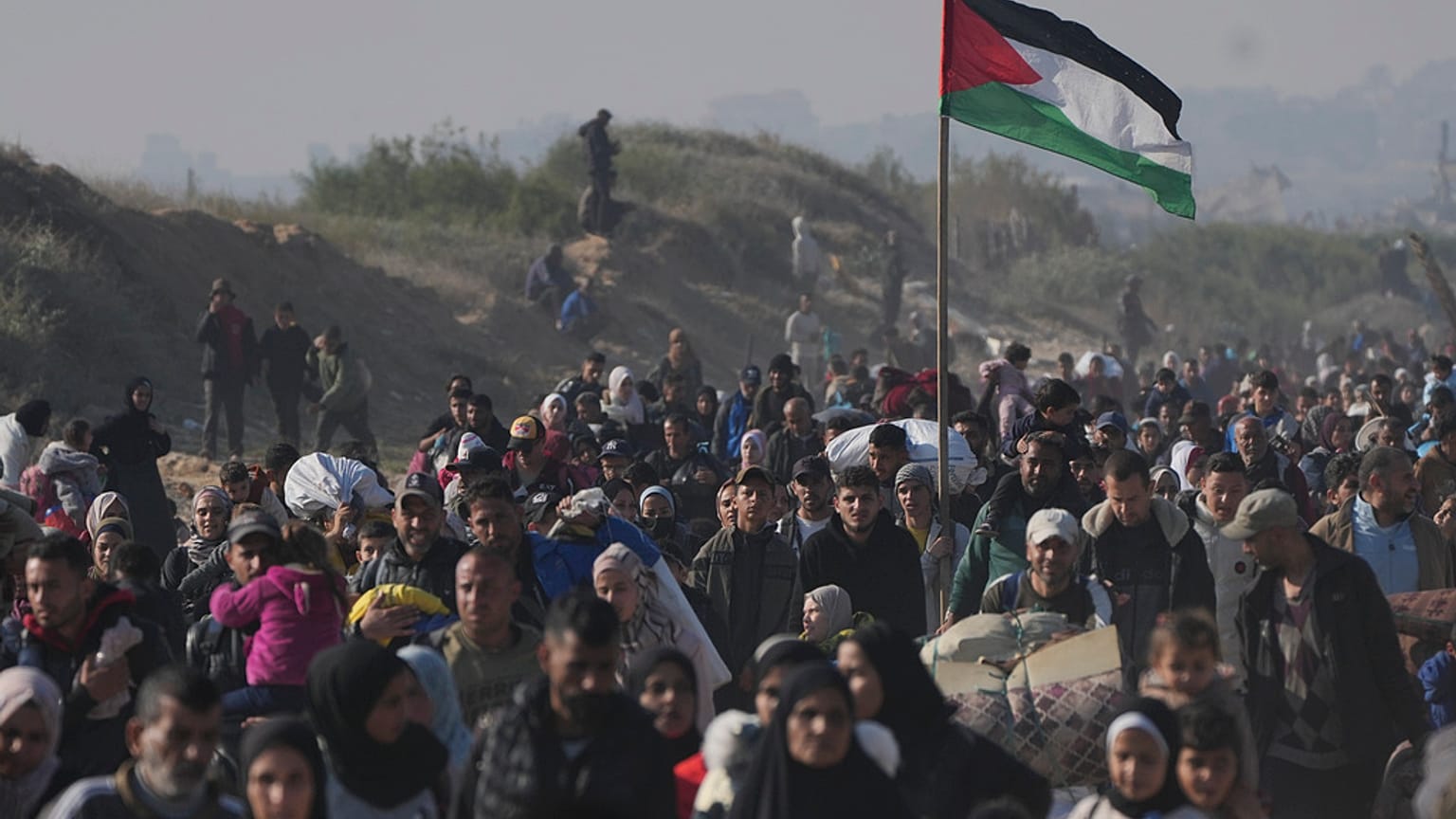فلسطينيون يعودون إلى منازلهم في شمال قطاع غزة،  الاثنين، 27 يناير/كانون الثاني 2025. 