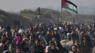 فلسطينيون يعودون إلى منازلهم في شمال قطاع غزة،  الاثنين، 27 يناير/كانون الثاني 2025. 