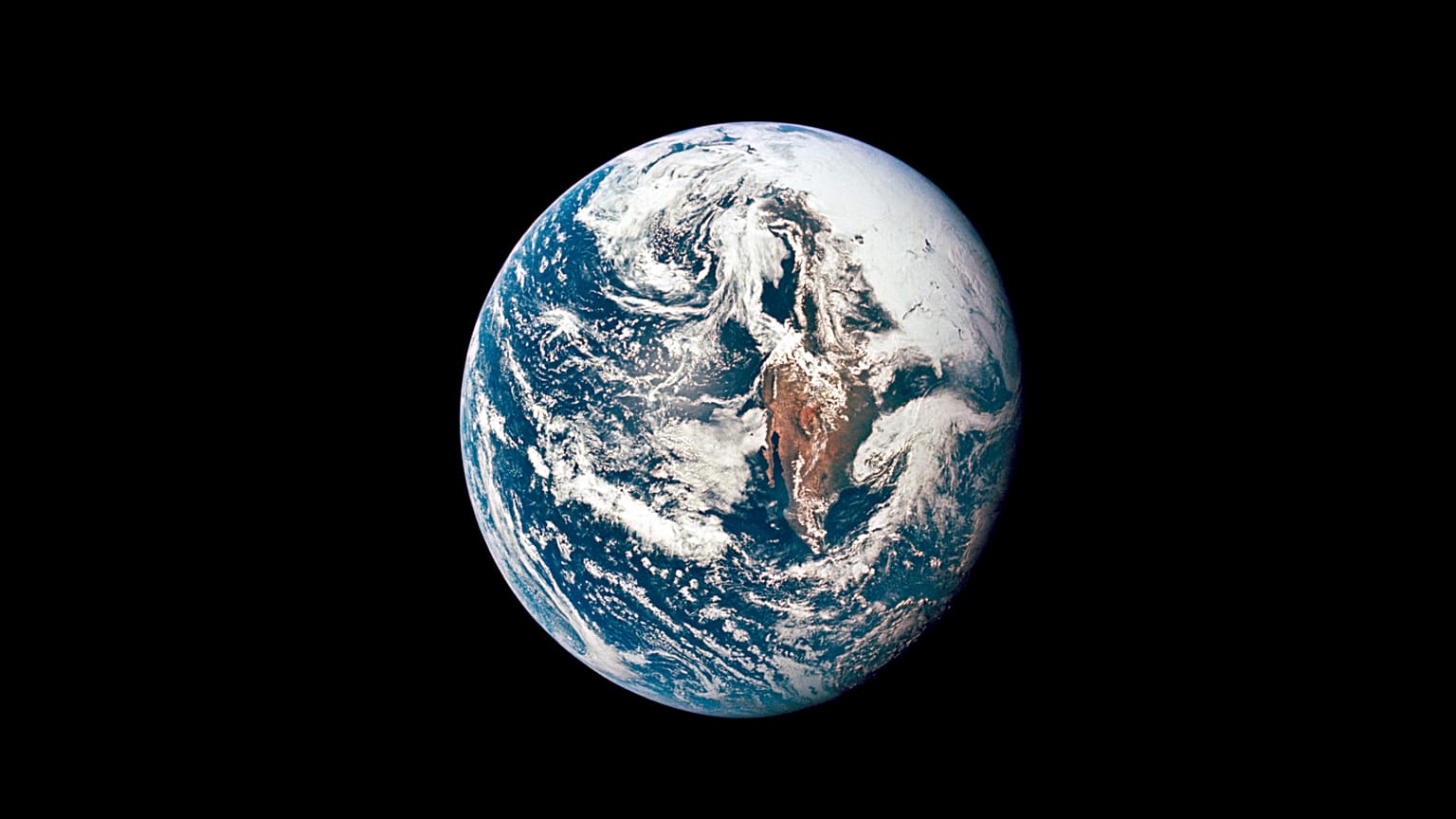 FILE - Questa foto del 18 maggio 1969, fornita dalla NASA, mostra la Terra a 36.000 miglia nautiche di distanza, fotografata dalla navicella Apollo 10 durante il suo viaggio trans-lunare verso la Terra.