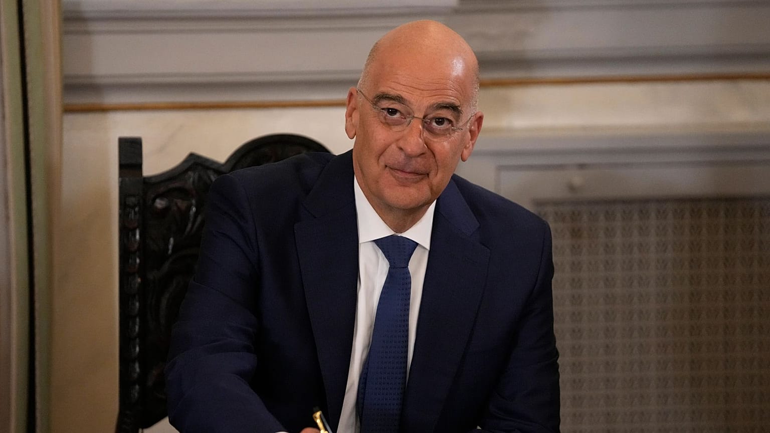 Le ministre grec de la Défense, Nikos Dendias, sourit avant une conférence de presse, jeudi 6 juillet 2023.