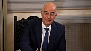 O ministro da Defesa grego, Nikos Dendias, sorri antes de uma conferência de imprensa, quinta-feira, 6 de julho de 2023.