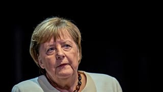Merkel critique Merz.