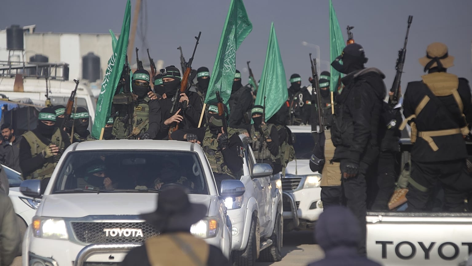 Fegyveres tömeg éljenzi a Hamász és az Iszlám Dzsihád terroristáit a túszok átadásánál