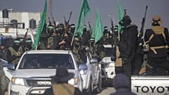Fegyveres tömeg éljenzi a Hamász és az Iszlám Dzsihád terroristáit a túszok átadásánál