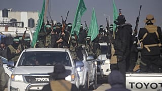 Fegyveres tömeg éljenzi a Hamász és az Iszlám Dzsihád terroristáit a túszok átadásánál