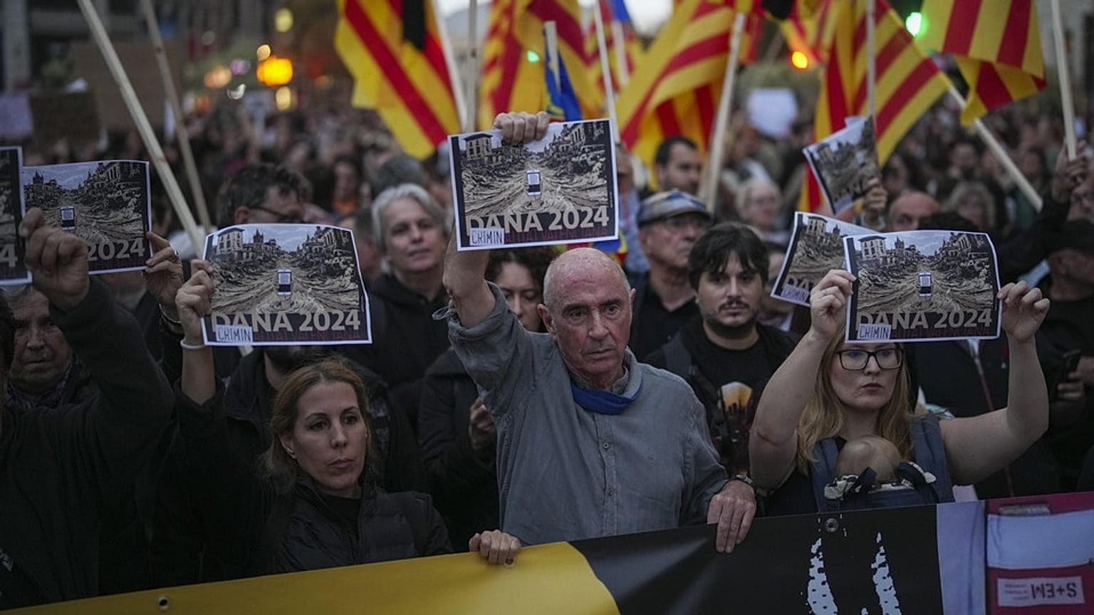 DATEI: Demonstranten versammeln sich zu einem von sozialen und zivilgesellschaftlichen Gruppen organisierten Protest gegen die Überschwemmungen in Valencia, Spanien, Samstag, 9. November 2024