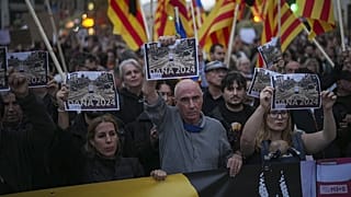 ΑΡΧΕΙΟ: Διαδηλωτές συγκεντρώνονται για μια διαμαρτυρία που οργανώθηκε από κοινωνικές και πολιτικές ομάδες, καταγγέλλοντας το χειρισμό των πλημμυρών στη Βαλένθια της Ισπανίας, Σάββατο, 9 Νοεμβρίου 2024