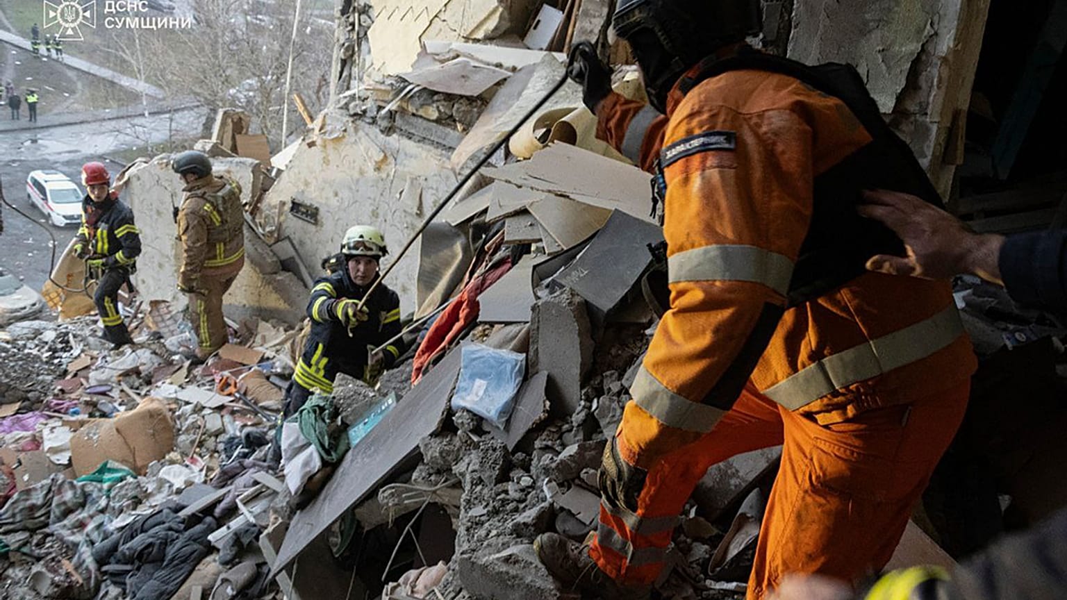 Arama kurtarma ekipleri, Ukrayna'nın Sumi kentinde bir Rus insansız hava aracının bir apartmanı vurması sonucu hayatını kaybeden sivilleri arıyor, 30 Ocak 2025