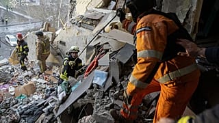 I soccorritori cercano i civili rimasti uccisi da un drone russo che ha colpito un condominio a Sumy, Ucraina, 30 gennaio 2025