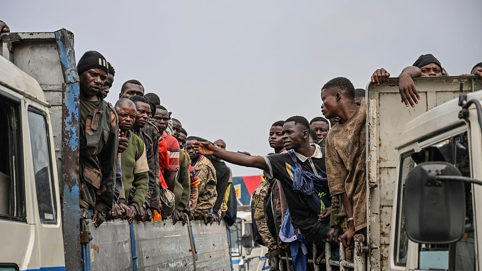 Os rebeldes do M23 escoltam soldados e polícias do governo que se renderam num local não revelado em Goma, República Democrática do Congo, quinta-feira, 30 de janeiro de 2025.