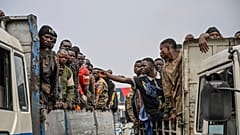 M23-Rebellen eskortieren Regierungssoldaten und Polizisten, die sich ergeben haben, zu einem nicht genannten Ort in Goma, Demokratische Republik Kongo, Donnerstag, 30. Januar 2025.
