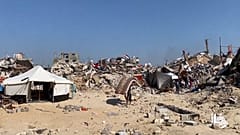 Cientos de miles de palestinos regresan a un devastado norte de Gaza