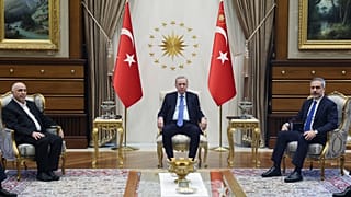 الرئيس التركي رجب طيب أردوغان بجوار رئيس المجلس القيادي لحركة حماس محمد درويش ووزير الخارجية التركي هاكان فيدان خلال اجتماعهم في أنقرة 29 كانون الثاني يناير 2025