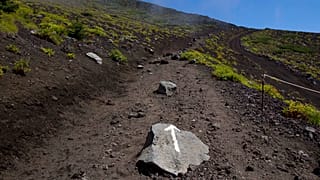 طريق على طول منحدرات جبل فوجي في اليابان.