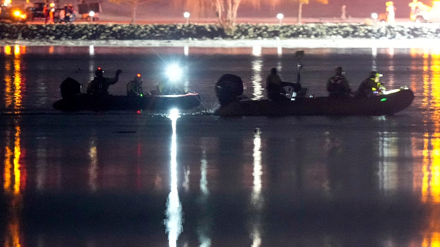Des bateaux travaillent sur les lieux dans la rivière Potomac près de l'aéroport national Ronald Reagan Washington, jeudi 30 janvier 2025, à Arlington, en Virginie.