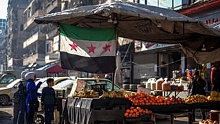أطفال يشترون من بائع متجول في سوق مفتوح في حلب، سوريا، الخميس 30 يناير/كانون الثاني 2025