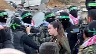  الرهينة الإسرائيلي أنغام بيرغر يظهر على خشبة المسرح محاطًا بمقاتلي حماس