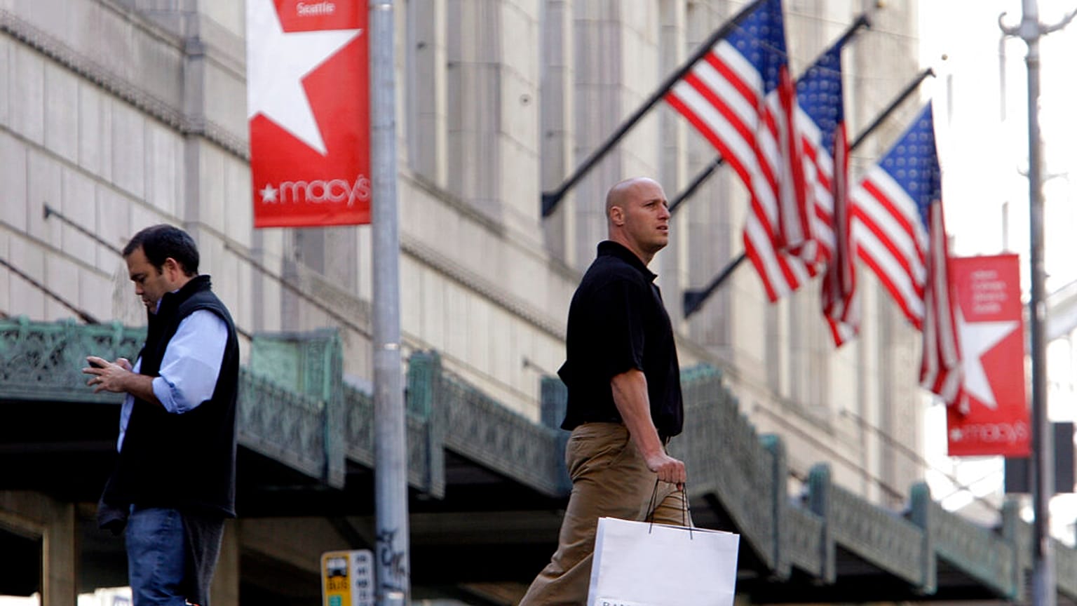 Alışveriş yapanlar bir Macy's mağazasının önünden geçiyor - DOSYA FOTOĞRAFI