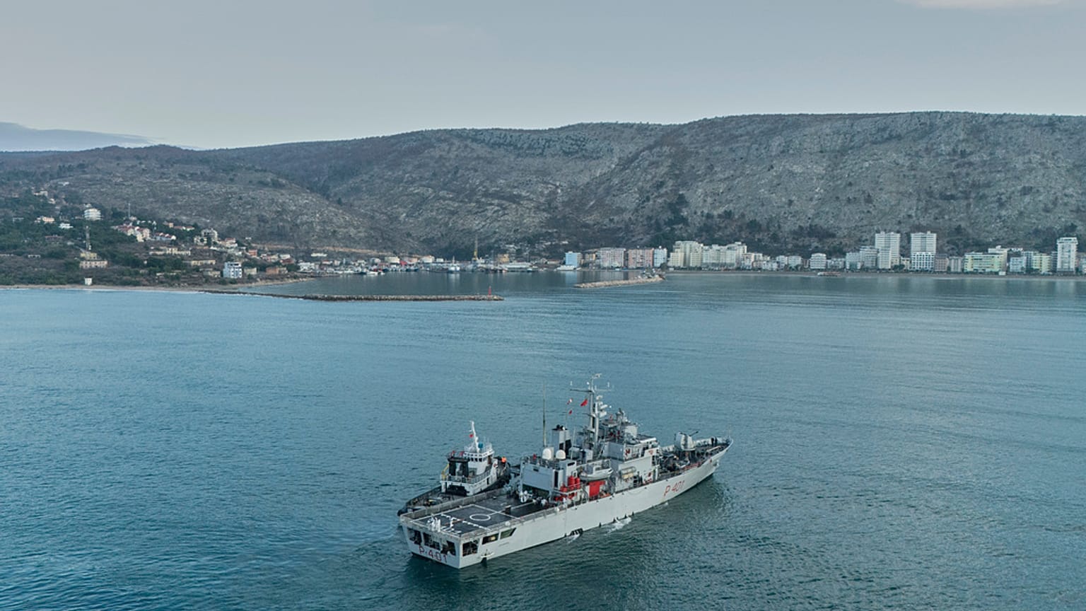 Un buque de la Marina italiana se aproxima al puerto de Shengjin, Albania, 28 de enero de 2025.