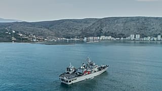 Una nave della marina italiana che si avvicina al porto di Shengjin, Albania, 28 gennaio 2025