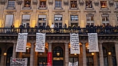 Strajkujący komicy z Comedie-Francaise występują przed francuskim teatrem Comedie-Francaise w Paryżu, Francja, niedziela, 1 marca 2020 r.