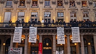 Strajkujący komicy z Comedie-Francaise występują przed francuskim teatrem Comedie-Francaise w Paryżu, Francja, niedziela, 1 marca 2020 r.