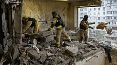 Auf diesem vom ukrainischen Rettungsdienst zur Verfügung gestellten Foto suchen Rettungskräfte nach Zivilisten, Sumy 30. Januar 2025 
