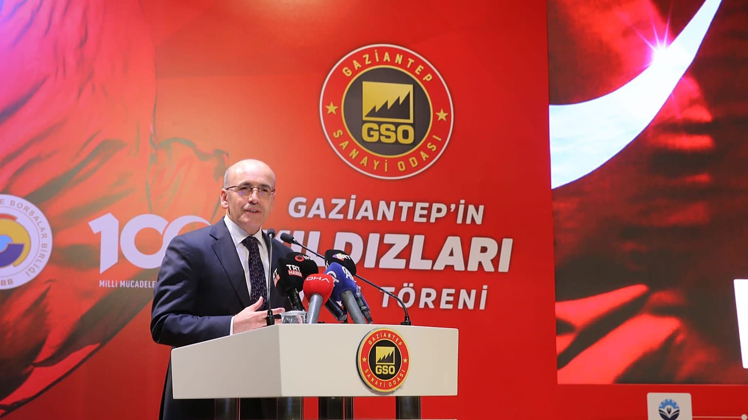 Hazine ve Maliye Bakanı Mehmet Şimşek, Türkiye Odalar ve Borsalar Birliği'nin (TOBB) Gaziantep'teki etkinliğinde kürsüde konuşma yapıyor, 11 Aralık 2023