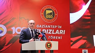 Hazine ve Maliye Bakanı Mehmet Şimşek, Türkiye Odalar ve Borsalar Birliği'nin (TOBB) Gaziantep'teki etkinliğinde kürsüde konuşma yapıyor, 11 Aralık 2023