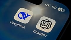 Os ícones das aplicações para smartphone DeepSeek e ChatGPT são vistos no ecrã de um smartphone em Pequim, terça-feira, 28 de janeiro de 2025.