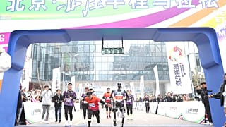 Kasım 2024'te bir robotun sürpriz bir şekilde dahil edildiği koşu