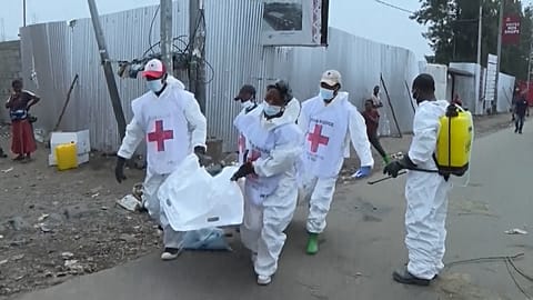 Kızıl Haç personeli cesetleri Goma'nın kuzeyindeki hastanenin morguna götürmek üzere bir kamyona yüklüyor.