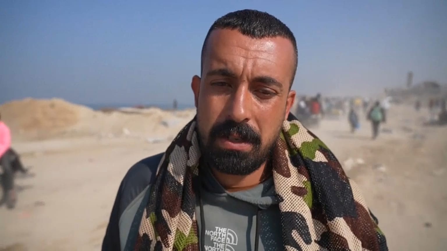عبد القادر طاقش، فلسطيني يعود بعكازين إلى بيته المدمر في غزة