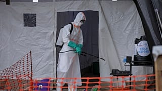 Un trabajador médico desinfecta una tienda de campaña utilizada para las presuntas víctimas del ébola dentro del centro de aislamiento del Centro de Salud Madudu III, el martes 1 de noviembre de 2022.